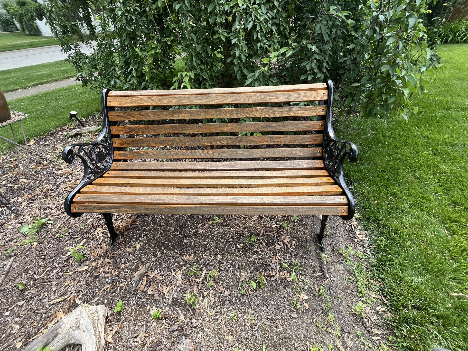Vintage renaissance cast iron frame & cedar wood slats 4’ garden park bench. Excellent condition!