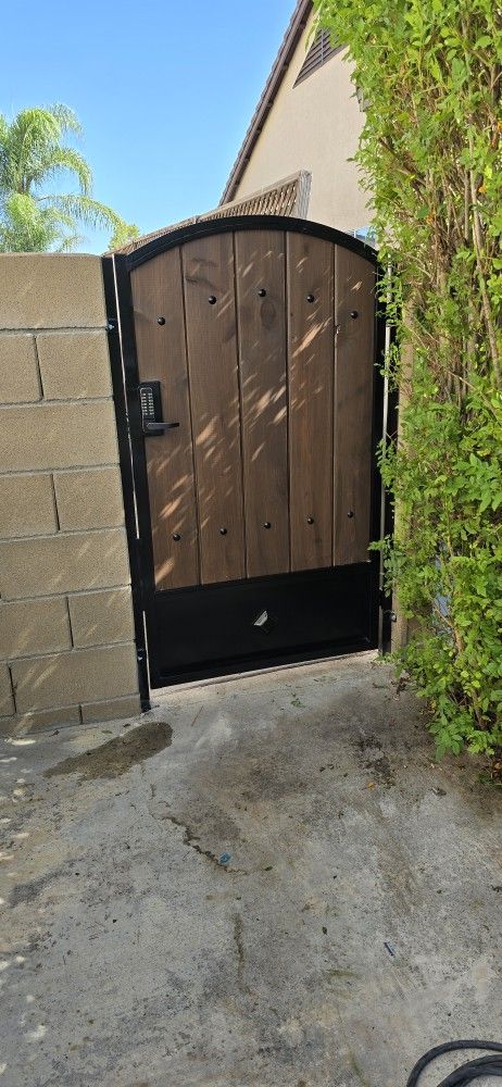 Side Gate 