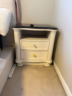 2 Matching Nightstands