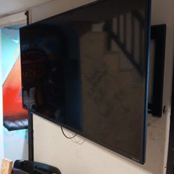 Insignia Smart TV  34 Inch