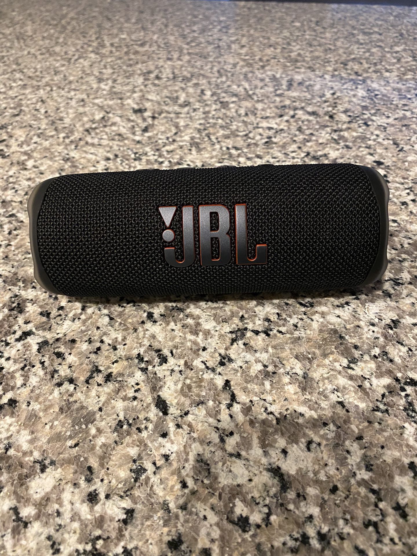 JBL Flip 6 Speaker + Charger