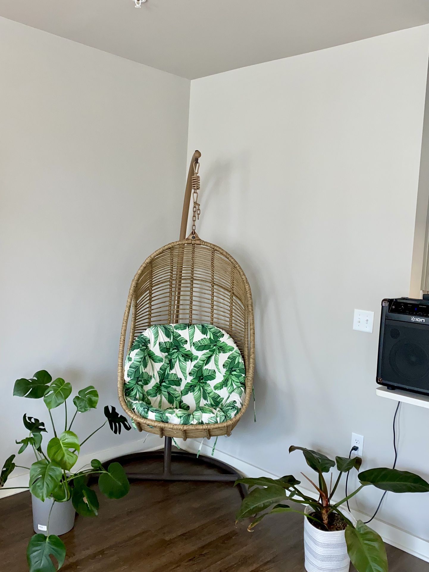 Pier 1 Swingasan Chair, Stand and Cushion