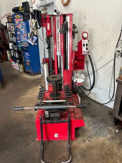 Tire machine Hunter Auto 34S. This machine in great working condition. It’s build in 2019