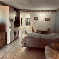 Se renta condo, 1 cuarto, baño,  cocina, estacionamiento  y laundry  en  el edificio,  $1,000. + $500. Depósito, contrato 1 año,  no mascotas, incluye
