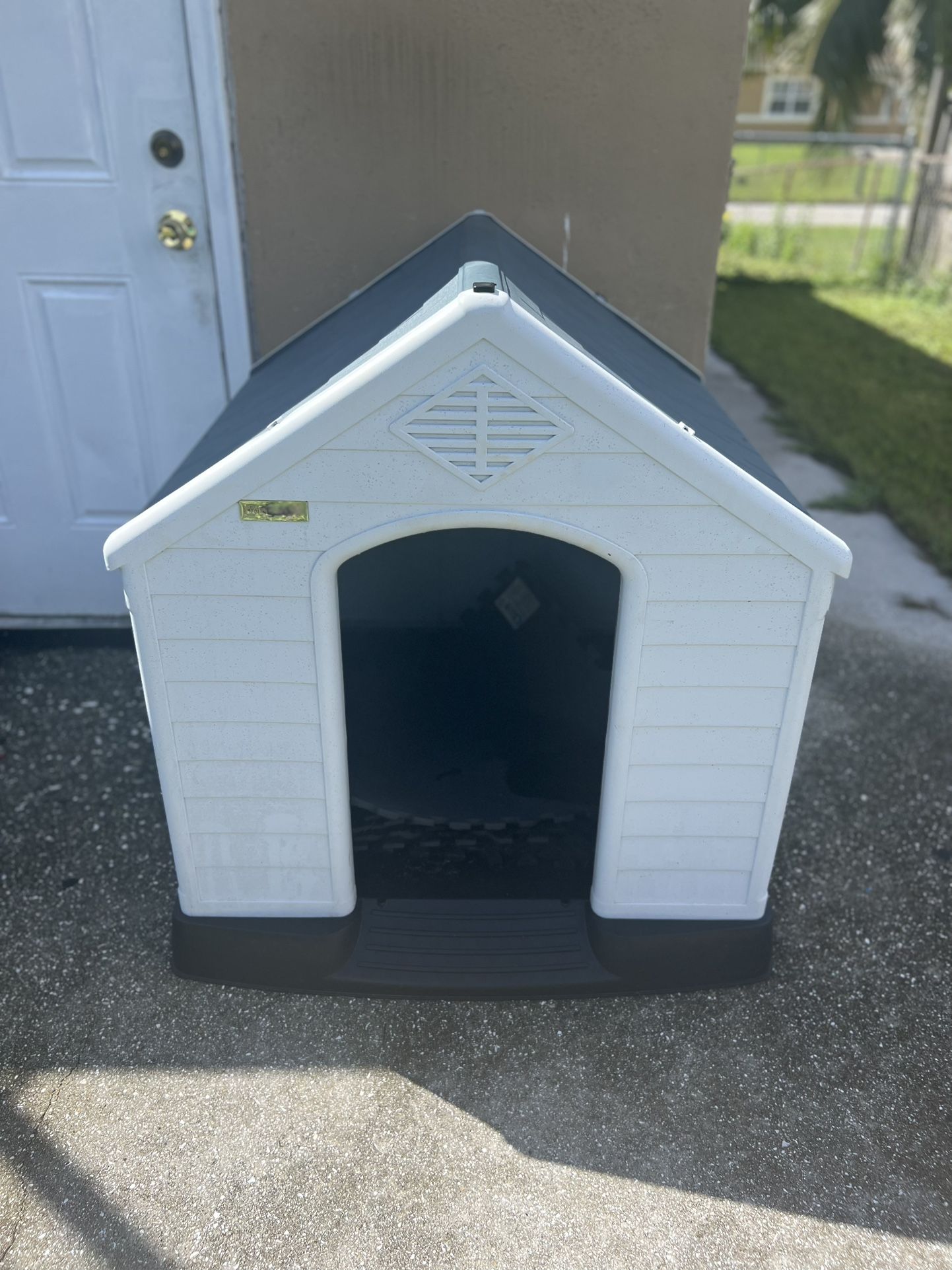 Durable Indoor/Outdoor Waterproof Plastic Dog House.