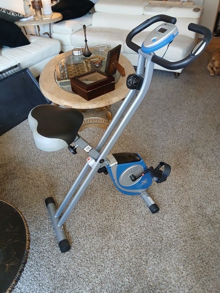 The Xterra FB150 Folding Exercise Bike is a versatile pedal trainer designed for home use. With 7 different fat burning programs and advanced measurem