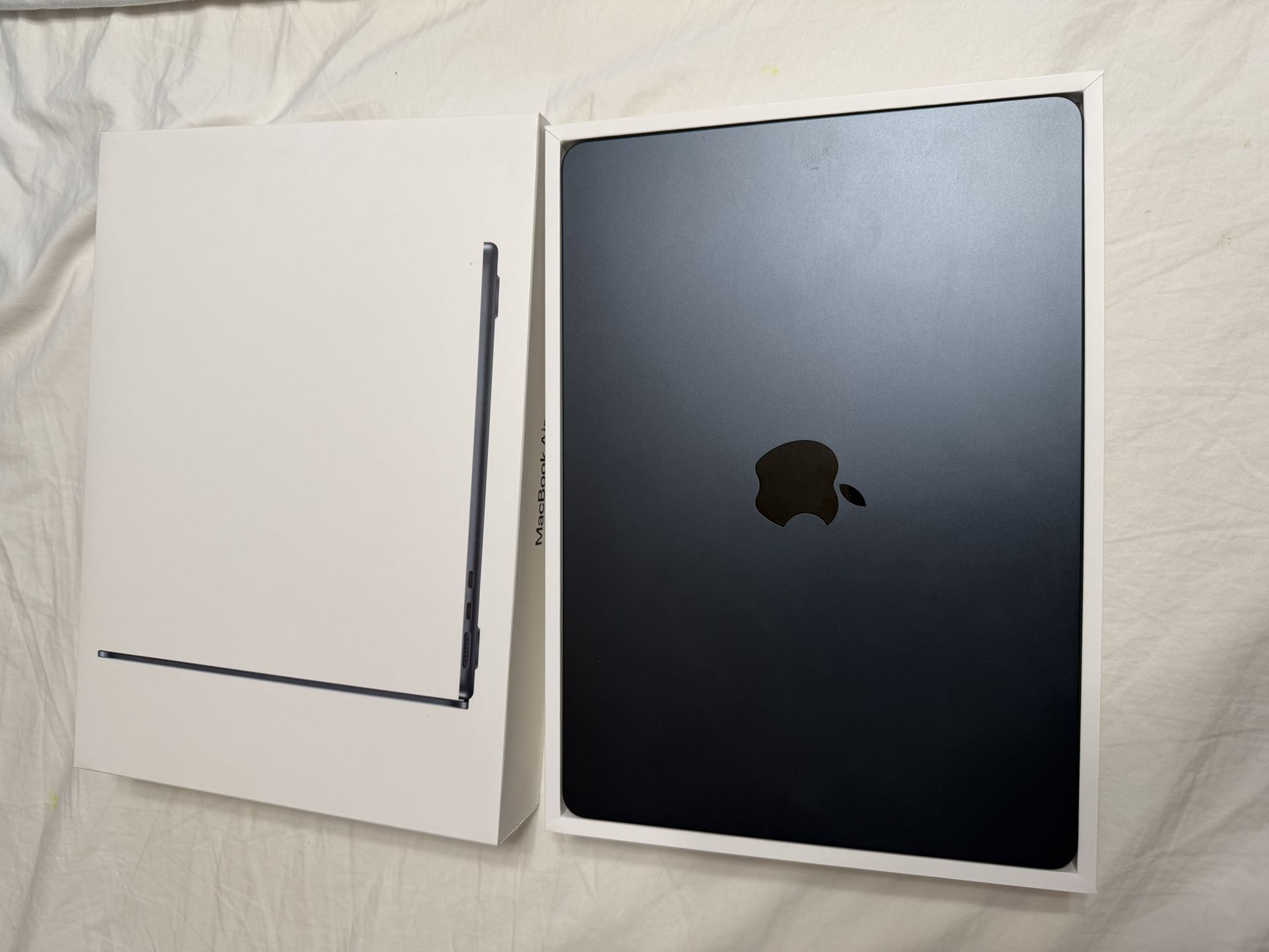 MacBook Air 13 M2 512gb $585