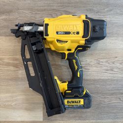 DEWALT 20V MAX  ( 21º )  & 2 Batteries 