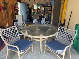 48” glass top umbrella table with 4 chairs sunbrella chair pads included