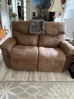 Recliner and recliner loveseat