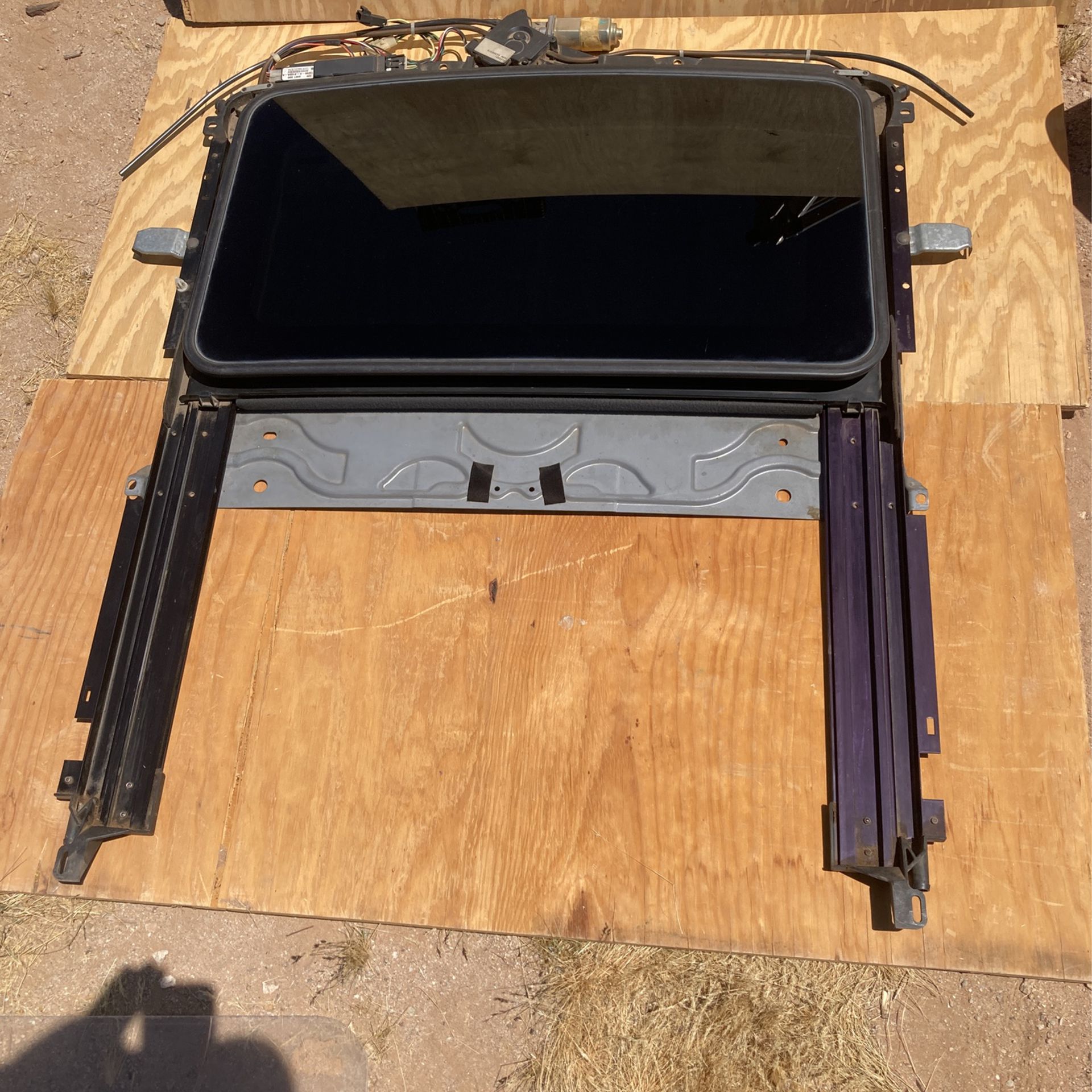 Complete Sunroof Unit I Believe It’s For A Chevy Trailblazer Or Similar Gmc Like New