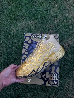 Basketball shoes