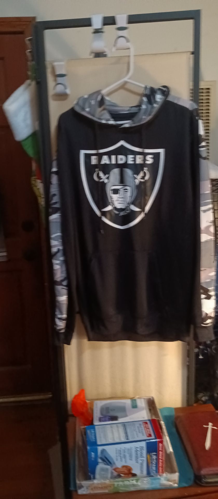 RAIDERS SWEATSHIRT W/HOODIE