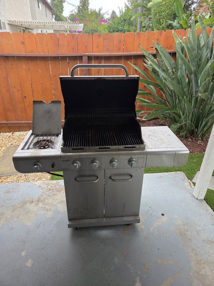 4-Burner Stainless Steel BBQ Grill + Side Burner - Charbroil