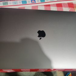 MacBook Pro 15" 2017 Retina Intel Core i7-7th , 16gb Ram, 500gb SSD, Radeon Pro 4GB, macOS Ventura , Microsoft Office, Charger . $500 worth 