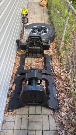 Hummer Bed-Mounted Vertical Spare Tire rack