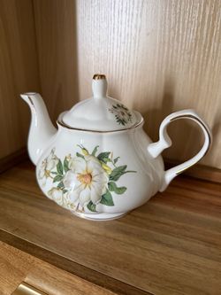 White Porcelain Teapot with strainer