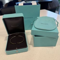 TIFFANY & CO - Tiffany T Narrow Wire Bracelet Size S/M