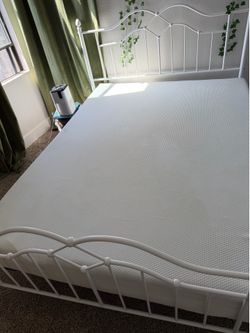 Queen Zinus Mattress • Good Condition • Pickup May 29 Only