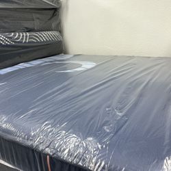 KING SIZE STEARNS & FOSTER RESERVE (LUXURY-FIRM) MATTRESS & BOX SPRINGS BED SET