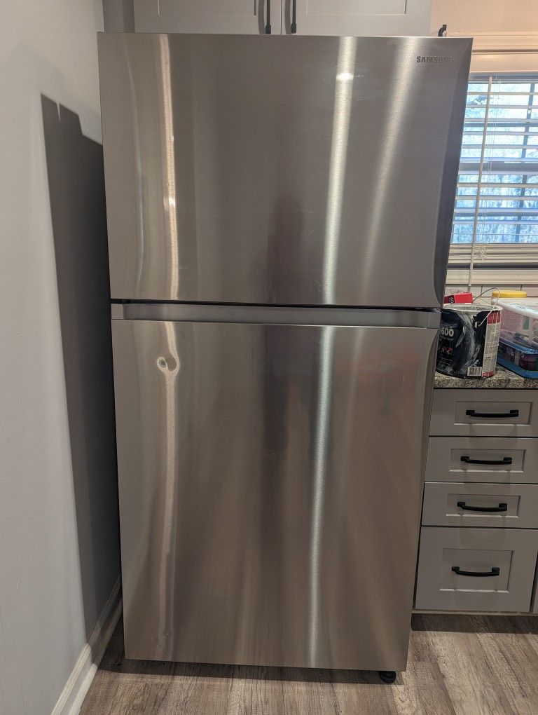 Samsung Refrigerator MUST GO By Sunday Before 10am. MOVING