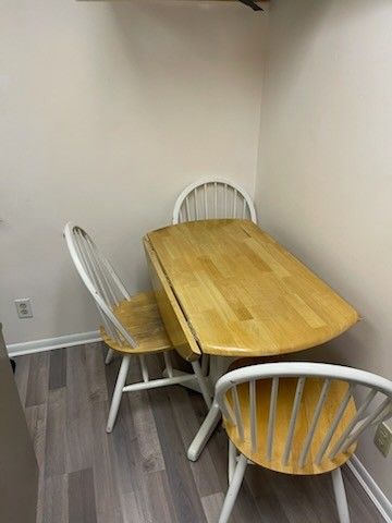 Round Kitchen Table With 3 Chairs