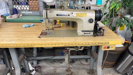 This industrial sewing machine DB - 130G