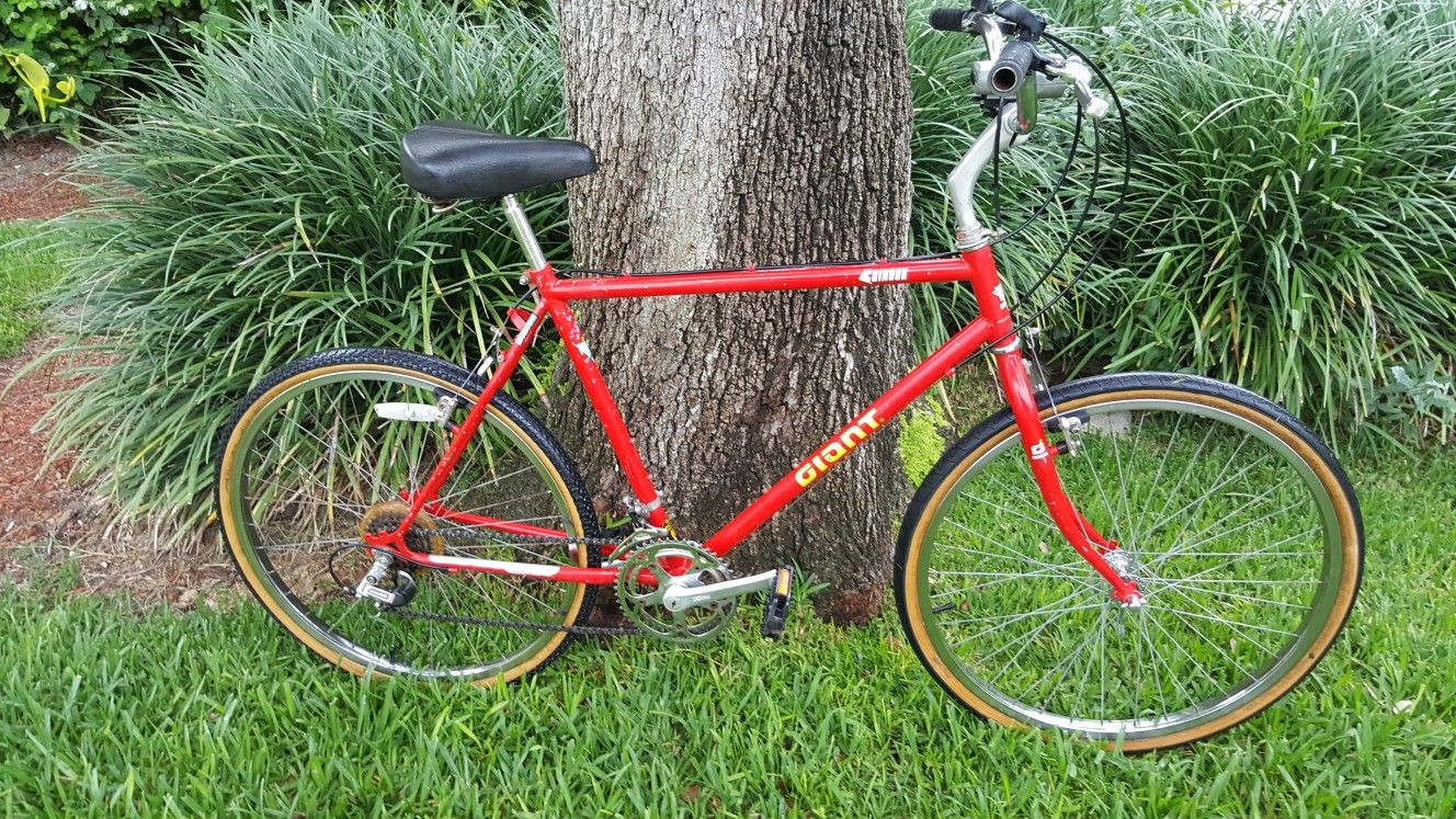GIANT CHINOOK VINTAGE ROAD BIKE. GREAT CONDITION.