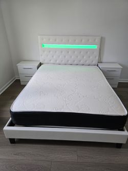 Cama LED con Colchón Y 2 Mesas de noche