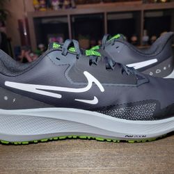 NIKE AIR ZOOM PEGASUS 39 SHIELD 'BLACK DARK SMOKE GREY VOLT'