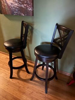 Swivel bar stool seat 2 like new no damage