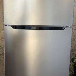 INSIGNIA Refrigerator 