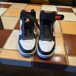Used Nike Youth Size 3Y And  4Y