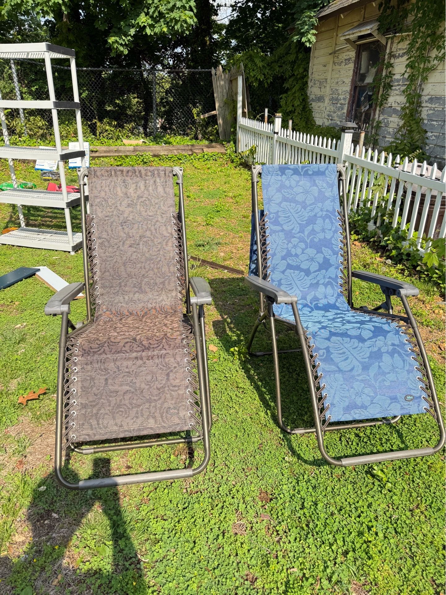 2 Outdoor Lounge Chairs - Zero Antigravity