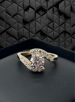 Yellow Gold swirl engagement Ring with Diamond