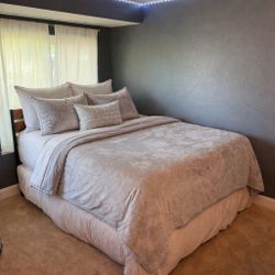 Queen Bed, Like-new