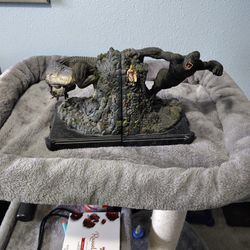 Official Weta Workshop Kong Vs V-Rex Bookends
