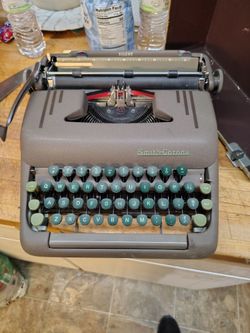 Smith corona silent vintage typewriter with all books and manuels and case