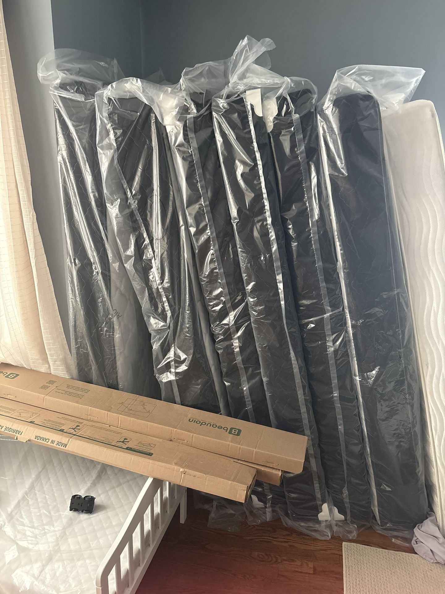 3 Brand New Twin Bed Sets For Only 50$ And Toddler Bed And Mattress Brand New For 60$