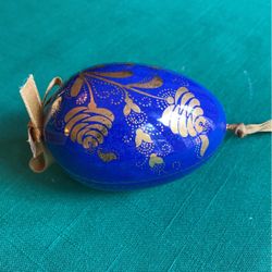 Lovely collectible blue with gold trim 3 inch porcelain egg Christmas tree ornament decoration