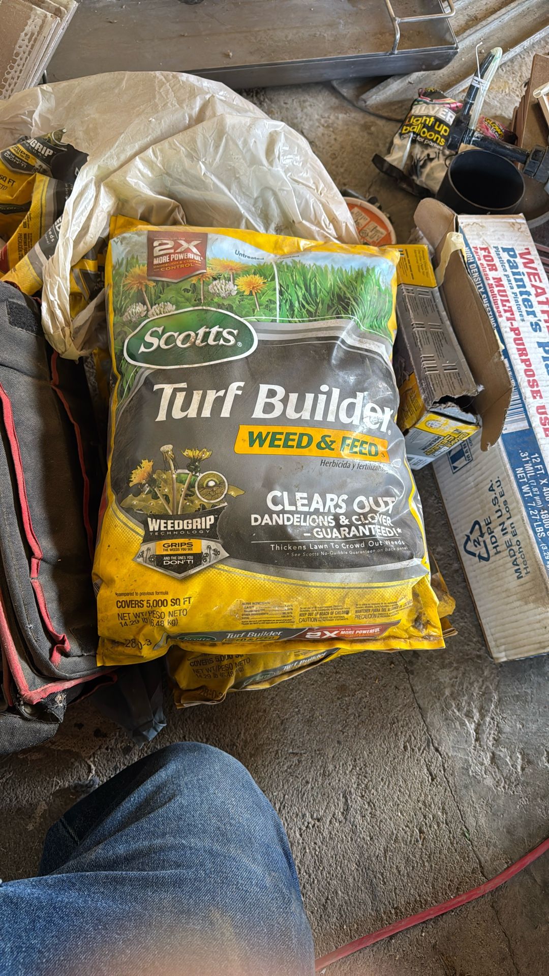 Turf Builder Weedy Feed