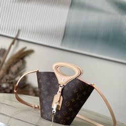 Fashionable women's shoulder bag
