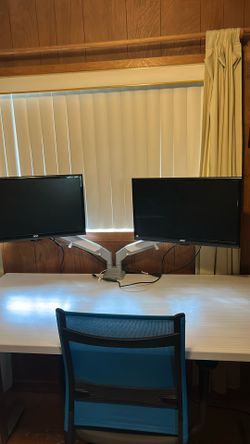 Electric Desk And Monitors W/Arm