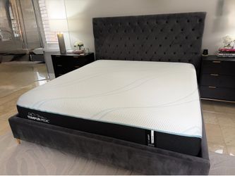 King Tempurpedic Matress- Like New!