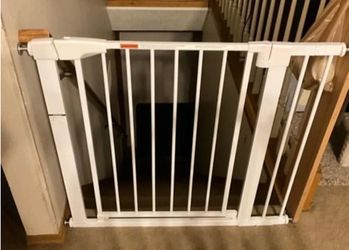 Wide Adjustable Pet Gate / Safety Gate - Fits Openings 26” - 40”