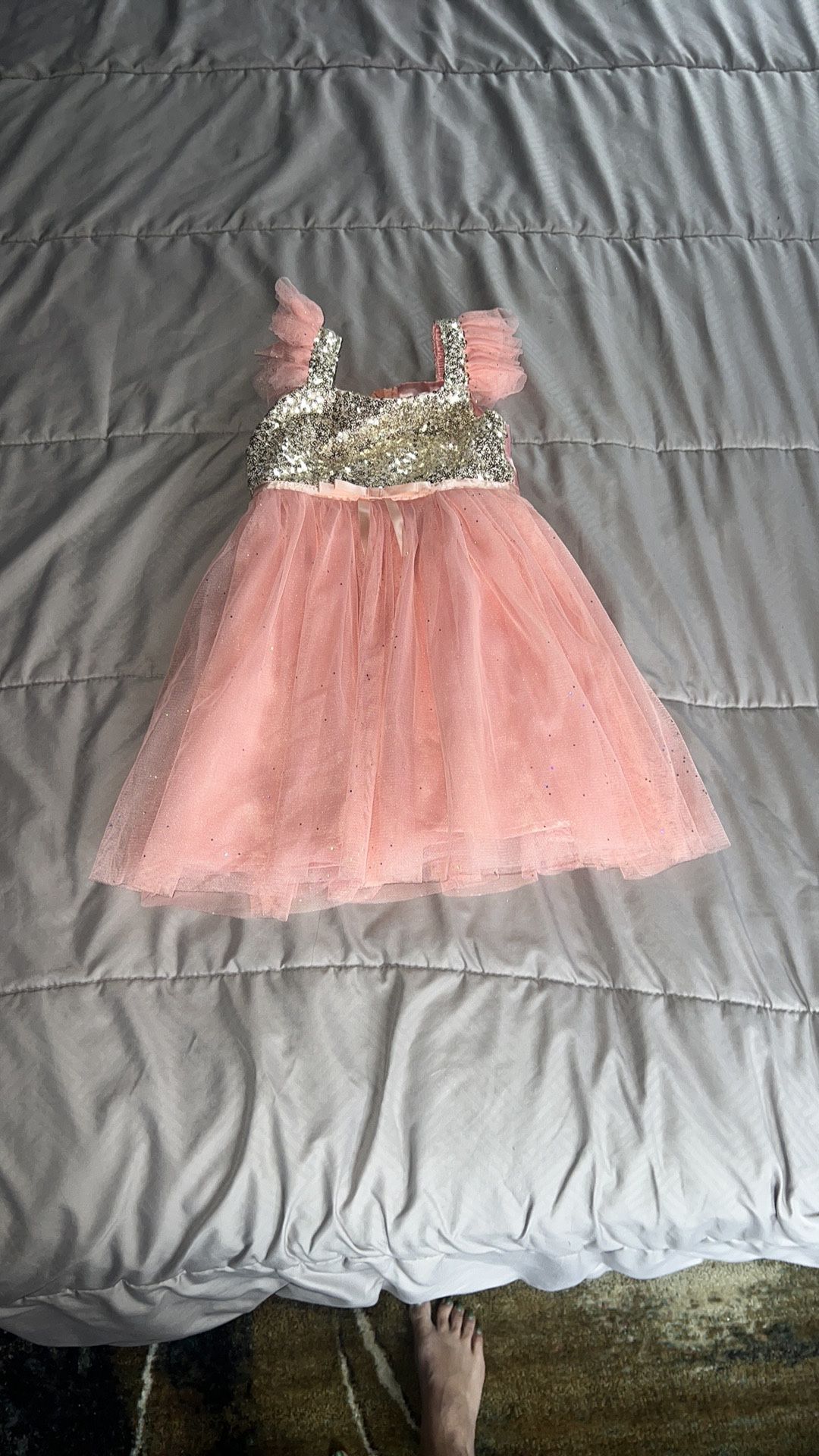 Little Girls Peach Gold Sequin Tulle Dress. Couple sequins missing on rear. This charming dress features a shimmering gold top with a delicate peach t