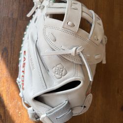 NEW- EASTON JEN SCHRO "THE RUDI"  FASTPITCH CATCHER'S MITT
