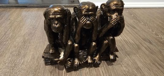 See no evil monkey statue