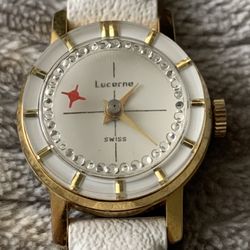 Very nice automatic clock works well, very good condition.