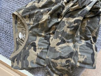 4 Old Navy Men’s 2XL Shirts